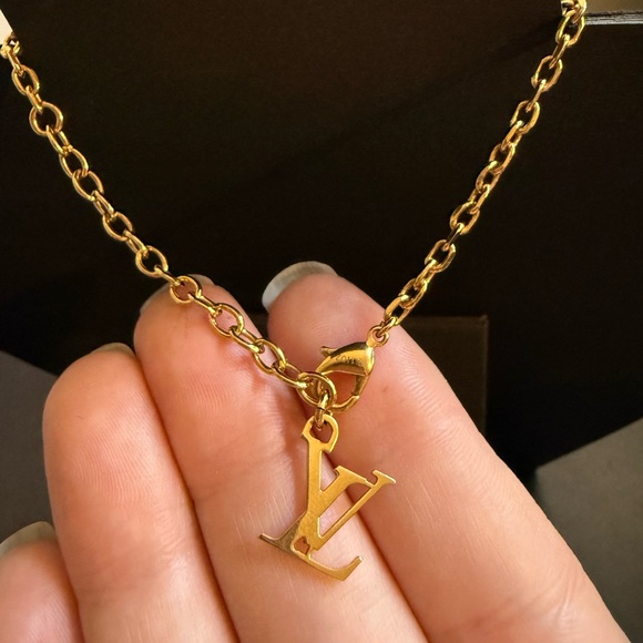 Louis Vuitton Pendentif Lock Me Pendant Necklace - Picture 9 of 11